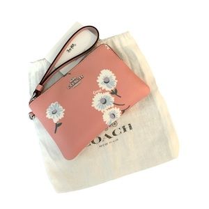 🎀 Coach Zip Corner Daisy Leather print Wristlet